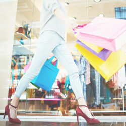 ショッピングバッグを持つ女性の画像
